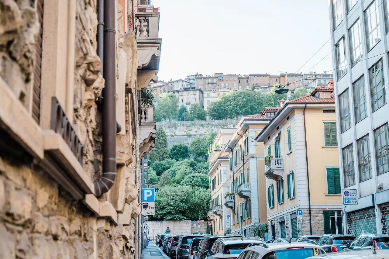 Feel - Central Terrace Bergamo Apartment